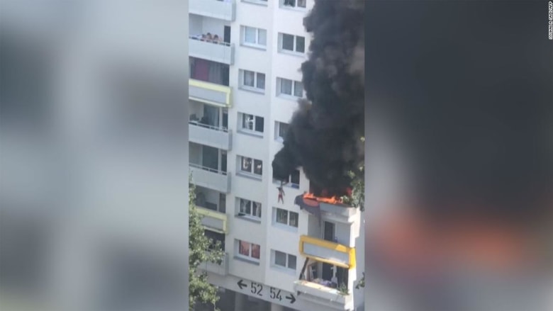 شاهد.. لحظة قفز طفلين من شقتهما هرباً من حريق اندلع بمبنى شاهق