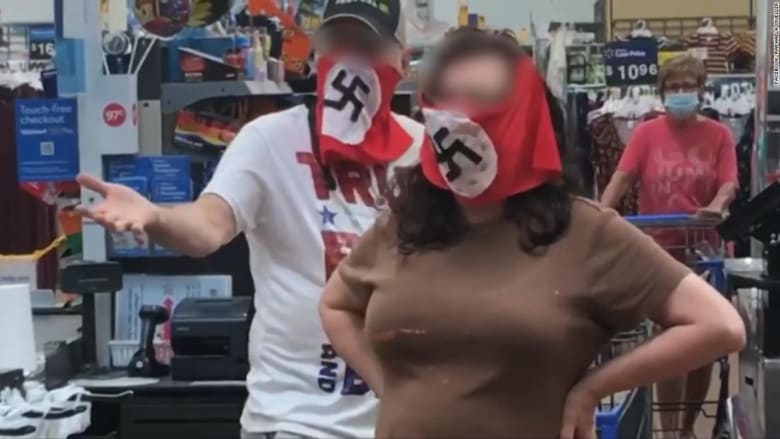 وول مارت تحظر زوجين ارتديا كمامات تحمل شعار النازية