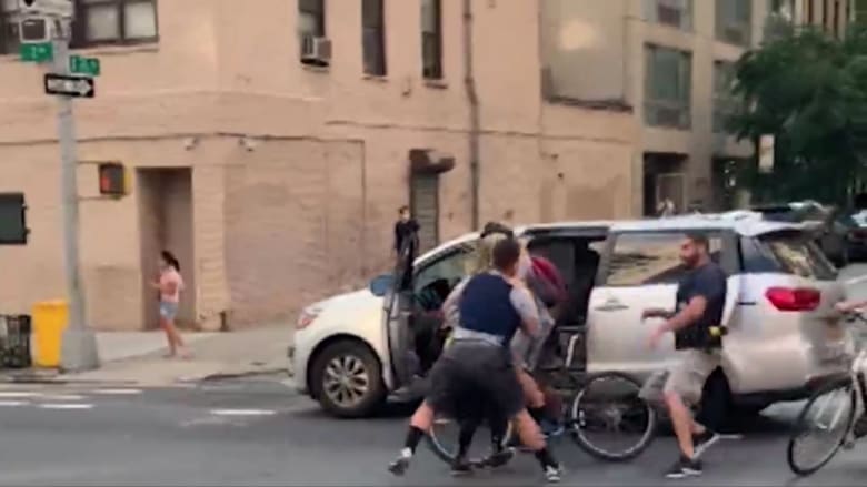انتقادات لشرطة نيويورك بعد انتشار فيديو لاعتقال امرأة في مركبة مجهولة