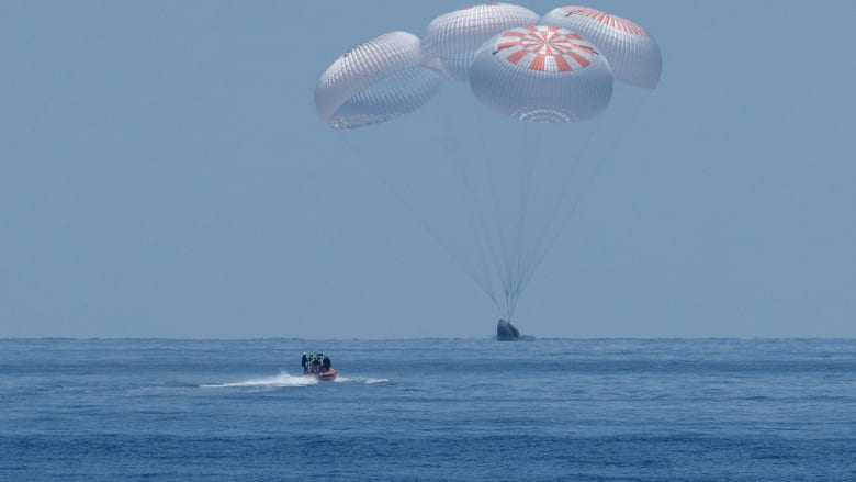 رائدا فضاء يعودان للأرض بعد رحلة تاريخية داخل مركبة SpaceX التجارية
