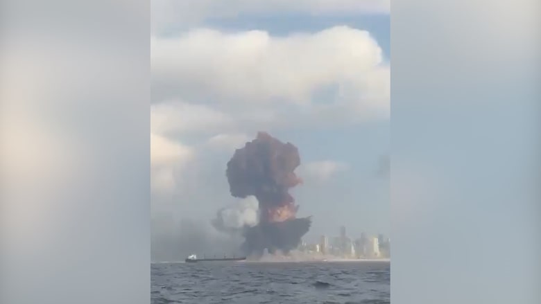 كاميرا من البحر ترصد لحظة وقوع انفجار هائل في بيروت