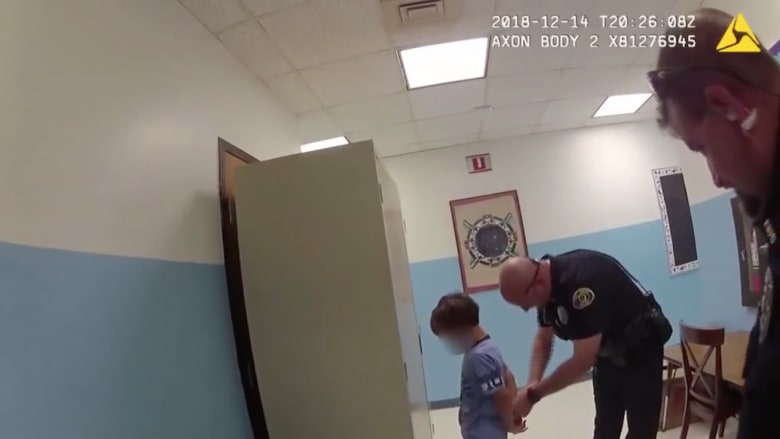 فيديو من كاميرا شرطي أمريكي تظهر تقييد واعتقال طفل بعمر 8 أعوام