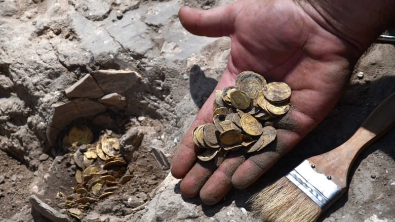 مراهقان إسرائيليان يكتشفان كنزًا من عملات ذهبية عمرها 1100 عام