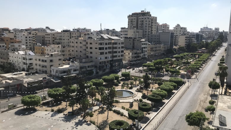 بعد اكتشاف 4 إصابات بكورونا من عائلة واحدة.. شاهد شوارع غزة الخالية