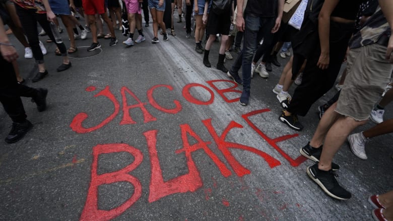 إطلاق شرطي النار على رجل أسود يثير مظاهرات في مدن أمريكية