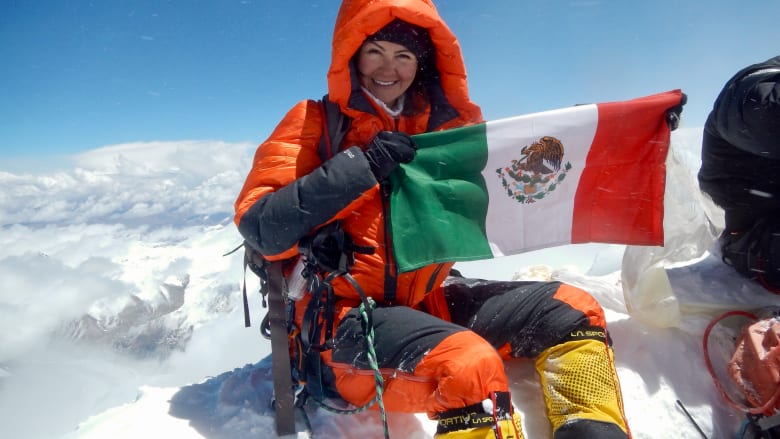متسلقة جبال مكسيكية تتحدى أعلى قمم العالم وتحطم رقما قياسيا بـ"غينيس"