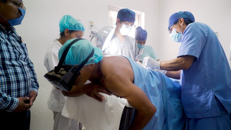 طبيب في المكسيك يستخدم الواقع الافتراضي كمسكن للألم في غرفة العمليات