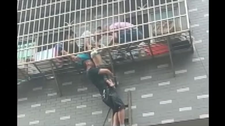 لحظة إنقاذ طفلة عمرها 3 سنوات علق رأسها بحواجز نافذة