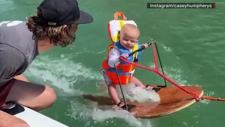 شاهد.. رضيع عمره 6 أشهر يتزلج على الماء