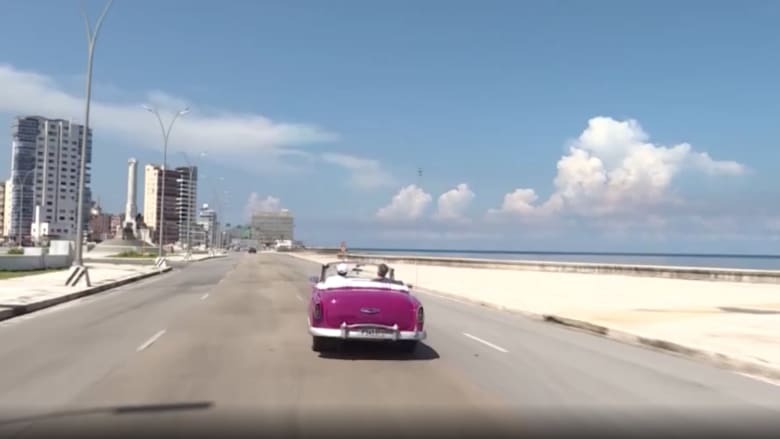 سيارة قديمة مكشوفة تتجول في جزيرة أشباح.. هكذا عزل فيروس كورونا كوبا عن العالم