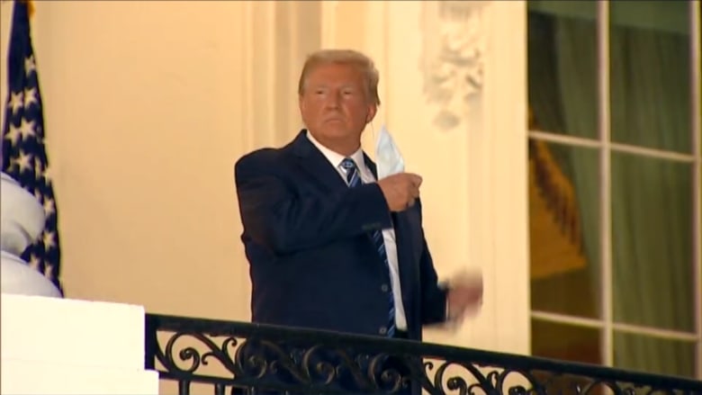 شاهد لحظة عودة ترامب وخلعه للكمامة قبل دخوله البيت الأبيض