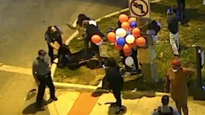 فيديو يظهر لحظة اعتقال امرأة حامل سوداء بينما يجثو شرطي على ظهرها