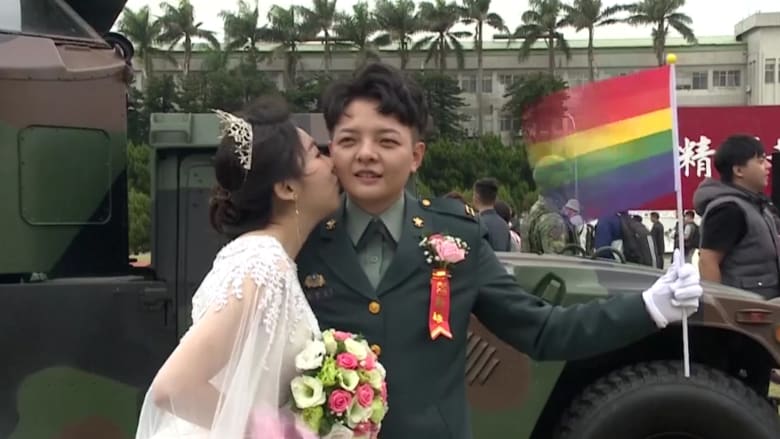 عسكريتان تدخلان التاريخ في تايوان بعد زواجهما مثلياً بمدنيتين في زفاف عسكري جماعي
