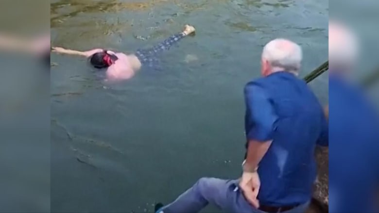 بالفيديو.. دبلوماسي بريطاني ينقذ امرأة من الغرق في الصين