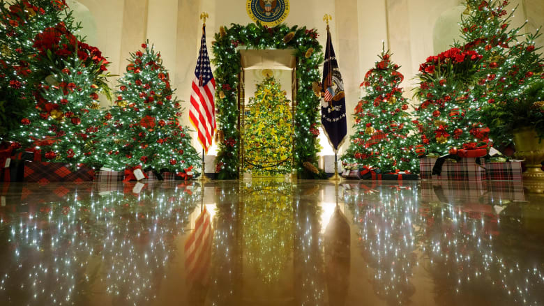 شاهد.. ميلانيا ترامب تكشف عن زينة عيد الميلاد الأخير لها في البيت الأبيض