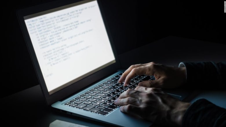 شاهد كيف خدع قراصنة روس آلاف الموظفين في وكالات حكومية أمريكية