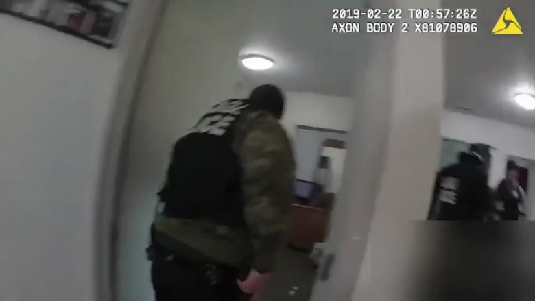 فيديو يُظهر مداهمة الشرطة الأمريكية منزل امرأة بالخطأ.. واعتقالها وهي عارية