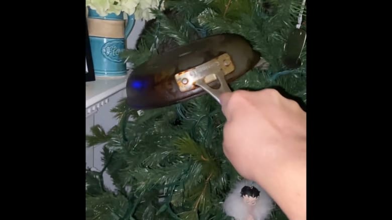 امرأة اعتقدت أنها قطة داخل شجرة عيد الميلاد.. وهذه كانت المفاجأة