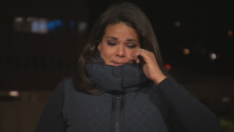 مراسلة CNN تبكي في بث مباشر بعد تقريرها عن عائلة أجبرت على إجراء جنازة بموقف سيارات
