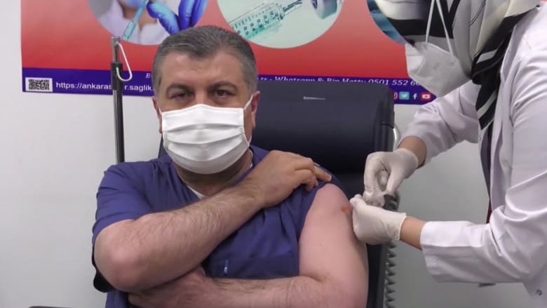 تركيا تبدء حملة التطعيم بلقاح سينوفاك الصيني.. ووزير الصحة أول من تلقاه على العلن