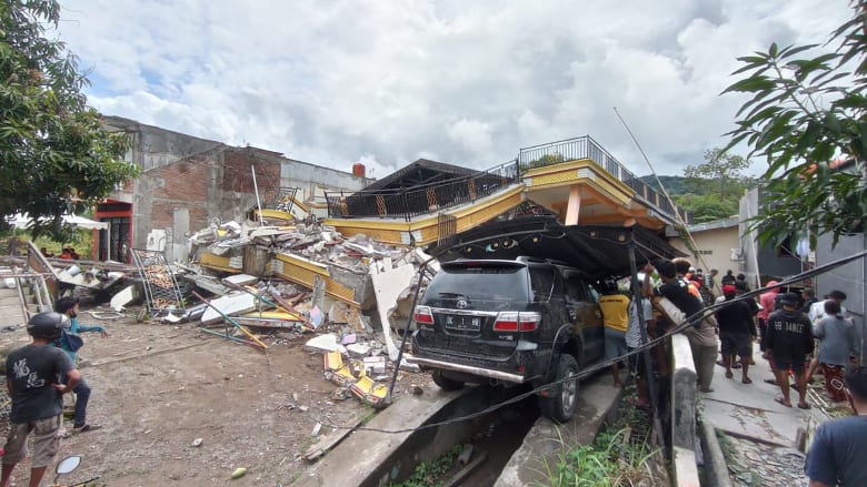 شاهد الدمار الواسع الذي خلفه زلزال إندونيسيا
