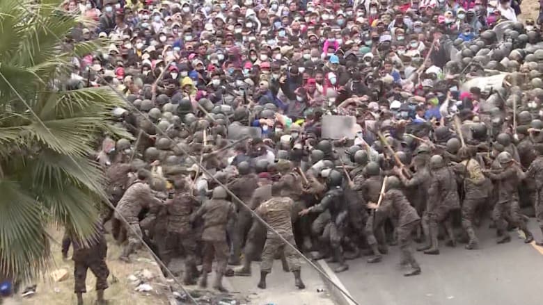 حشود من المهاجرين تحاول اختراق قوات الأمن.. والرد بالهراوات والغاز المسيل للدموع في غواتيمالا