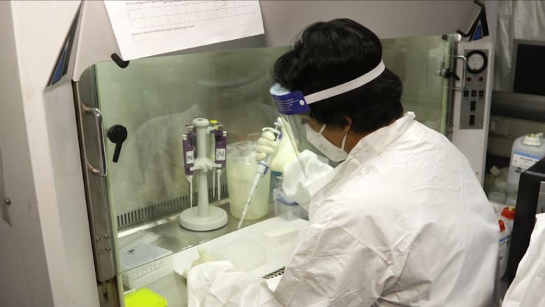 ألقِ نظرة داخل مختبر في جنوب أفريقيا..اُكتُشفت فيه السلالة الجديدة من فيروس كورونا