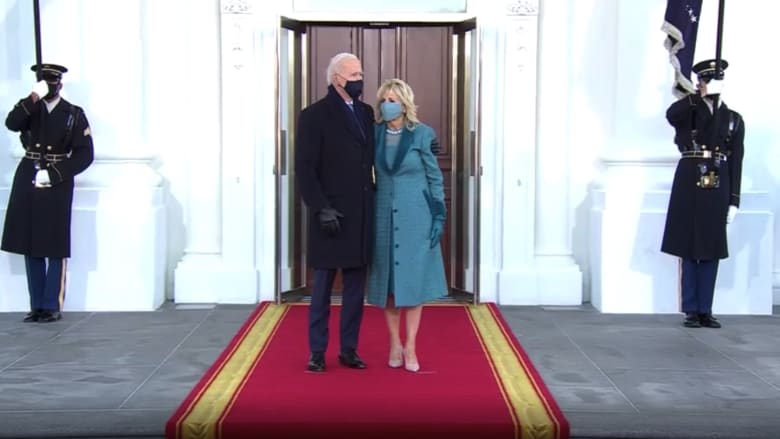 شاهد.. لحظة دخول جو بايدن إلى البيت الأبيض مشياً على الأقدام