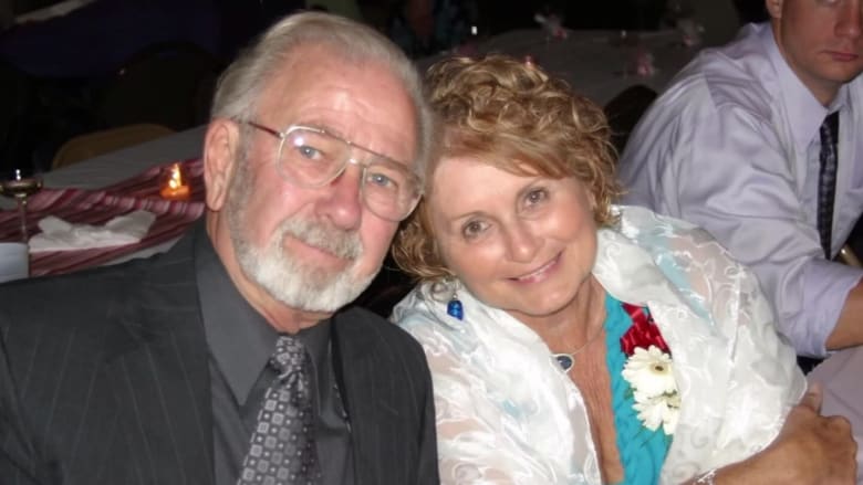 بعد زواج دام 70 عاما.. جد وجدة يموتان من فيروس كورونا وهما يمسكان بأيدي بعضهما البعض