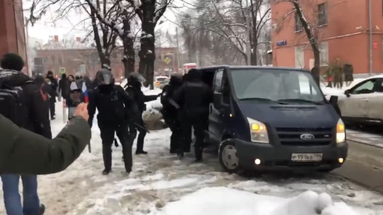 شاهد لحظة اعتقال الأمن الروسي "يوليا" زوجة نافالني في موسكو