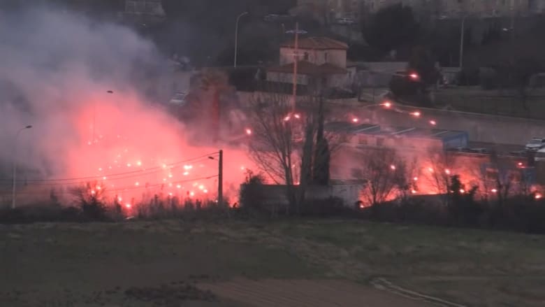 احتجاج رياضي مروع في فرنسا يشعل النيران في منشآت نادي مرسيليا