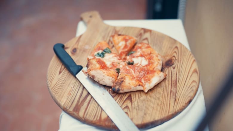 مكافأة "البحث عن إيطاليا": ستانلي توتشي يصنع بيتزا