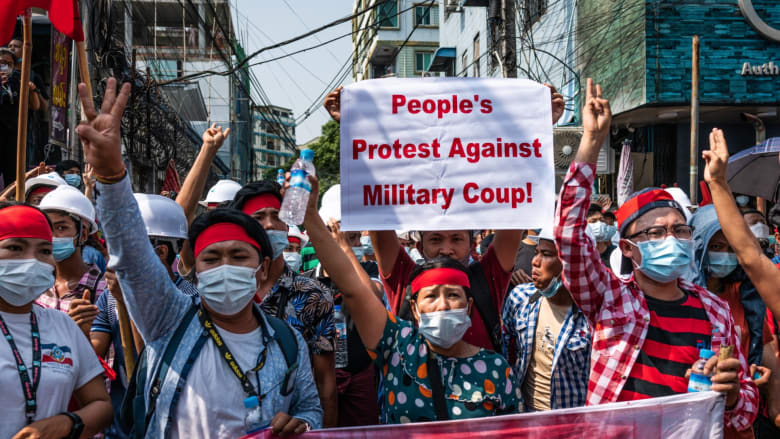 بإيماءة “ألعاب الجوع“.. آلاف المتظاهرين يخرجون إلى شوارع ميانمار ضد الانقلاب العسكري