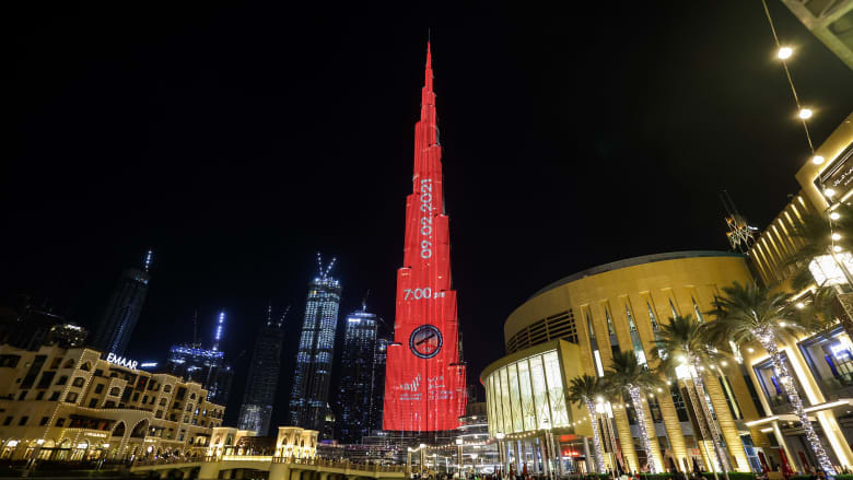 معالم دبي وغيرها من المدن العربية تتزين باللون الأحمر دعماً لـ"مسبار الأمل"