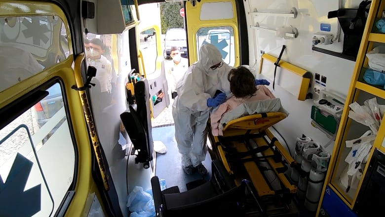 مراسلة CNN ترافق سيارة إسعاف ليوم في أحد أسوأ دول أوروبا تأثرا بفيروس كورونا