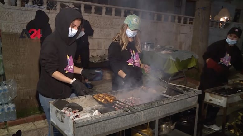6 شقيقات يُغيِرن طريقة إعداد الكنافة بشيها على الفحم في الأردن وسط ردود فعل إيجابية
