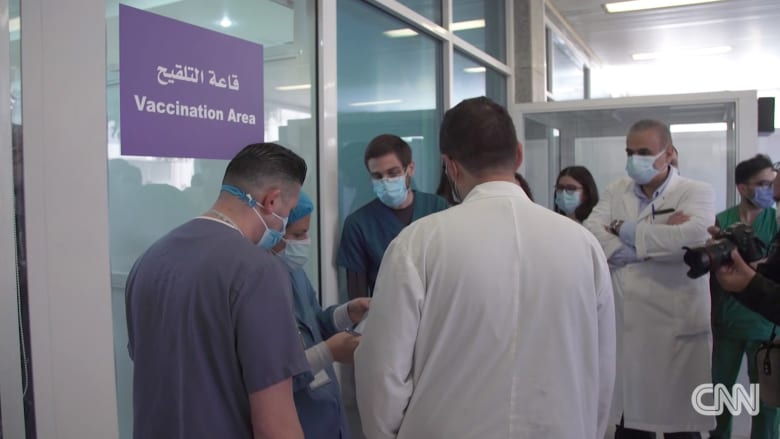 لبنان يبدء التطعيم ضد كورونا على أمل تجاوز أحد جراحاته