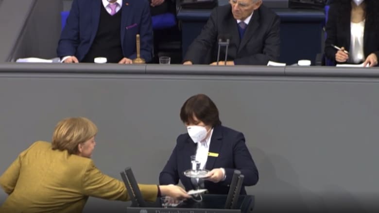 شاهد رد فعل ميركل عندما نسيت ارتداء الكمامة في البرلمان الألماني