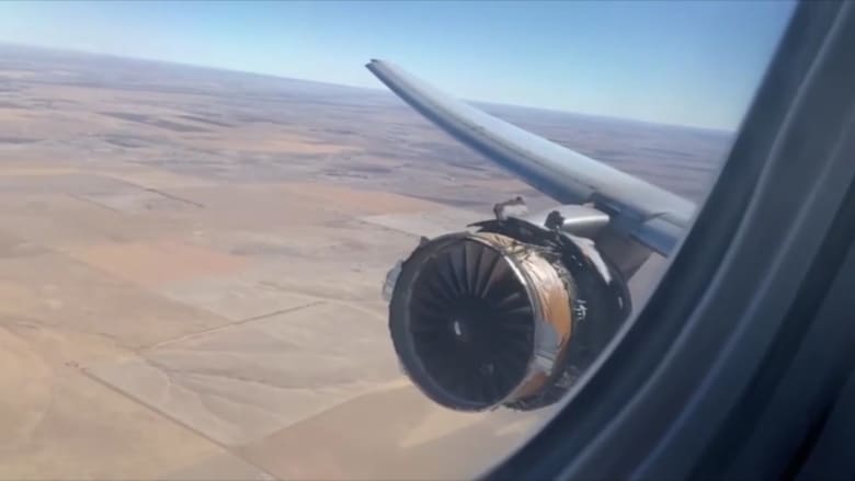 شاهد.. سقوط حطام من طائرة الخطوط الجوية الأمريكية بعد تعطل محركها
