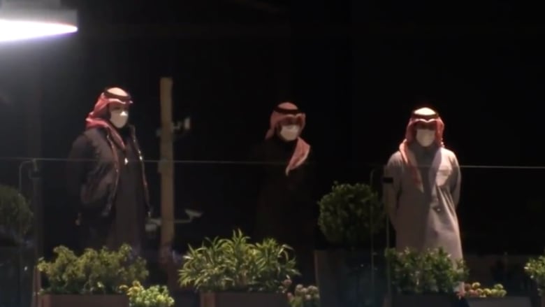 بالفيديو.. محمد بن سلمان في منصة متابعة منافسات “فورمولا إي” بالرياض