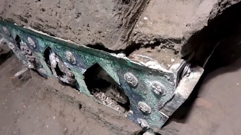 كنز أثري آخر.. شاهد العربة رباعية العجلات التي اكتُشفت في بومبي الإيطالية