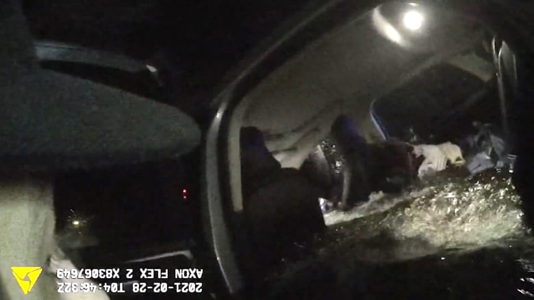 فيديو يُظهر لحظة إنقاذ شرطيين لامرأة مسنة من سيارتها الغارقة
