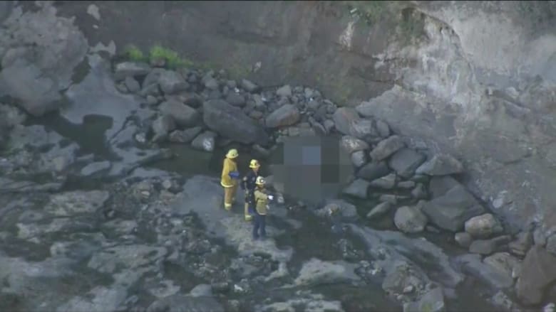 "مكان يُعرف للانتحار".. تحقيق بعد العثور على جثتين في جرف صخري بلوس أنجلوس