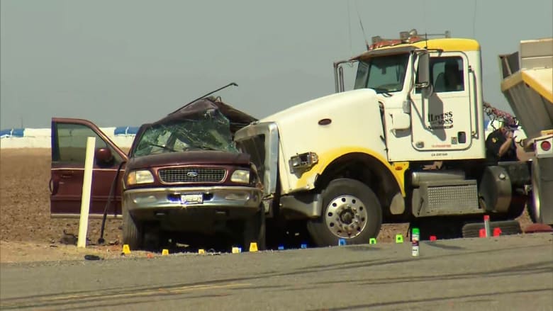 حادث بين سيارة مكتظة بـ25 راكباً وشاحنة في كاليفورنيا يودي بحياة 13 شخصاً