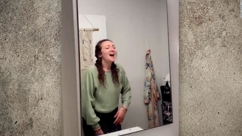 شاهد.. فتاة تكتشف مفاجأة مرعبة خفية خلف مرآة الحمام