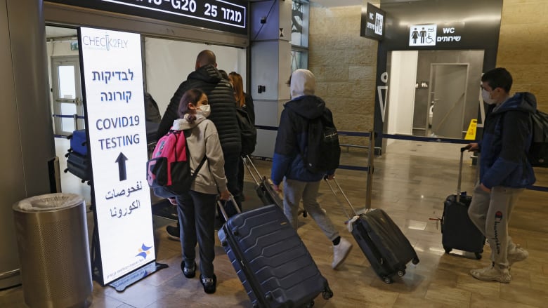 الإرشادات الجديدة من مركز السيطرة على الأمراض تشجع الأشخاص الذين تم تطعيمهم على الاستمرار في تجنب السفر.. لماذا؟