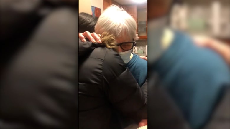 جدة تحصل على "وصفة طبية" لمعانقة حفيدتها بعد تلقي لقاح كورونا
