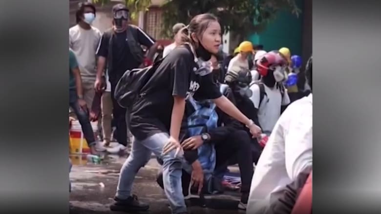 كاميرا ترصد لحظة مقتل فتاة برصاصة في رأسها في شوارع ميانمار