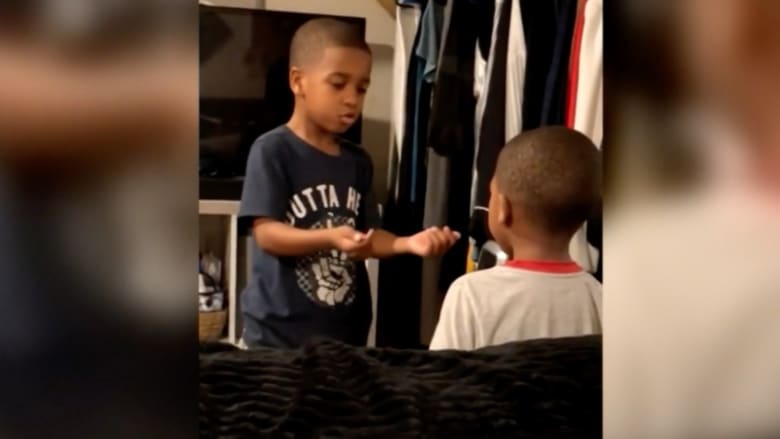 فيديو لطفل يحاول تهدئة أخيه الأصغر ينتشر بشكل كبير على الإنترنت