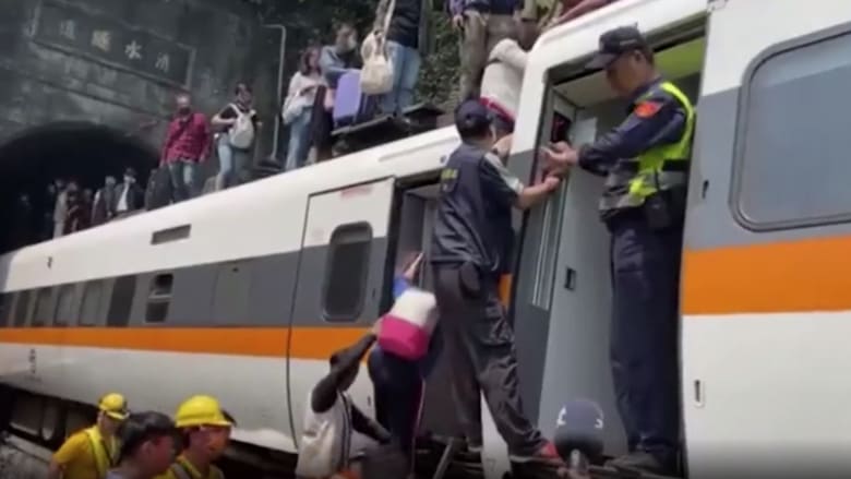 شاهد عمليات إنقاذ الناجين من حادث قطار تايوان مع ارتفاع عدد الضحايا
